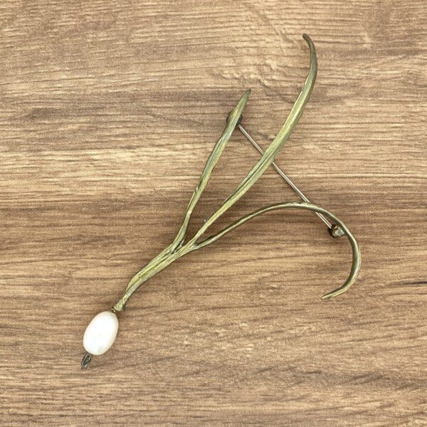 Gold leaf brooch with pearl accent.