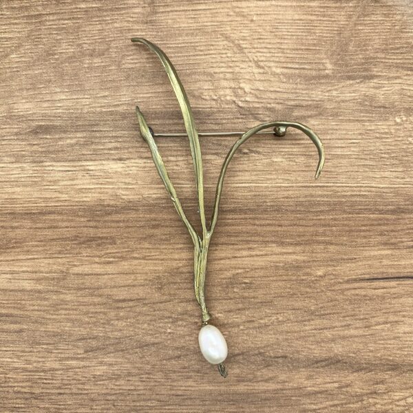 Gold leaf brooch with pearl accent.