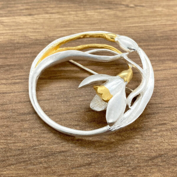 Silver and gold flower brooch.