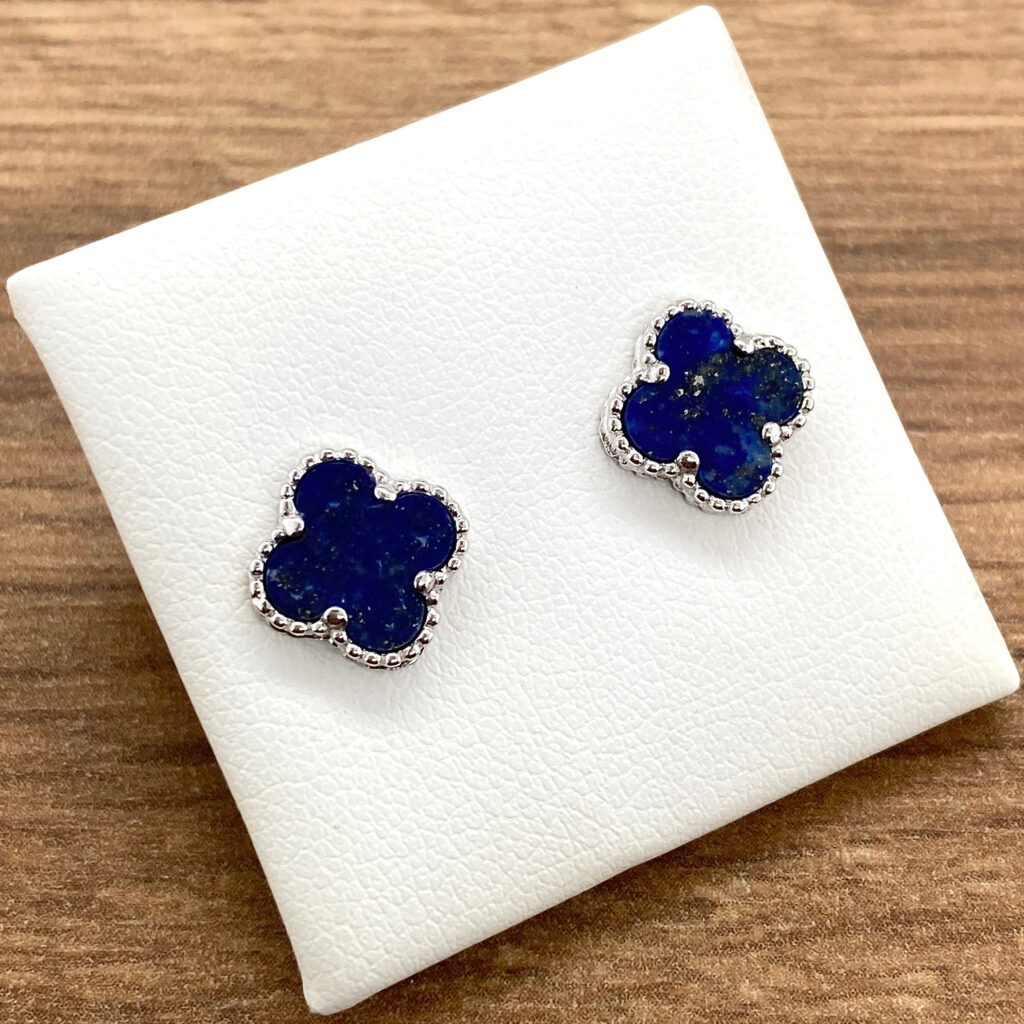 Blue lapis lazuli clover earrings.