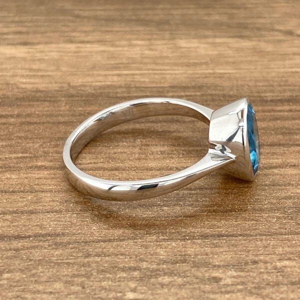 Blue topaz solitaire ring in white gold.