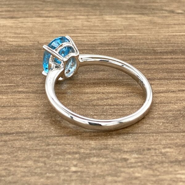 Blue topaz solitaire ring in white gold.