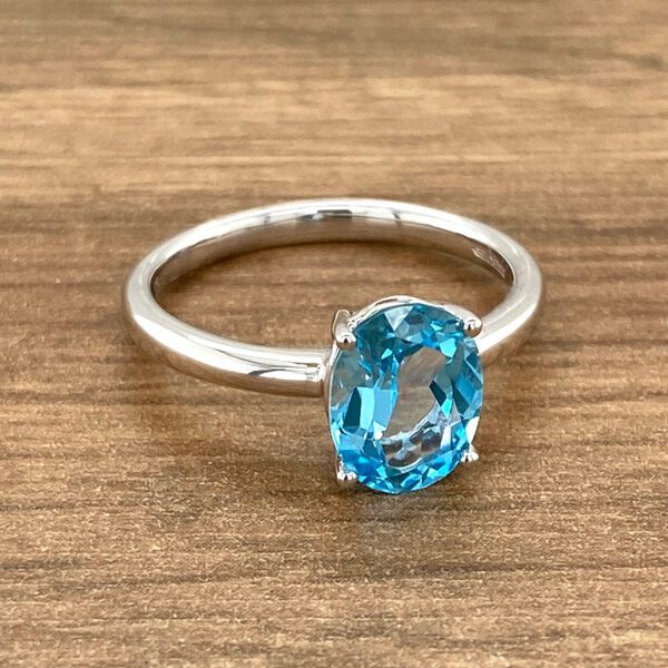 Oval blue topaz ring in white gold.