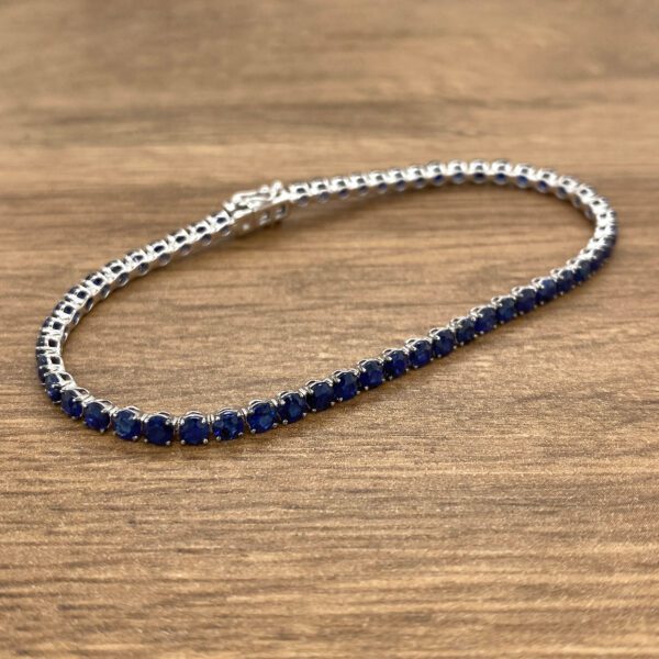 Sapphire tennis bracelet in white gold.