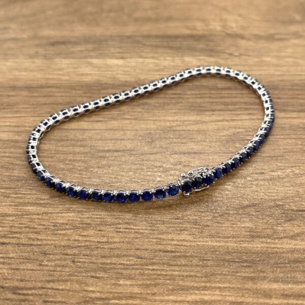 Sapphire tennis bracelet in white gold.