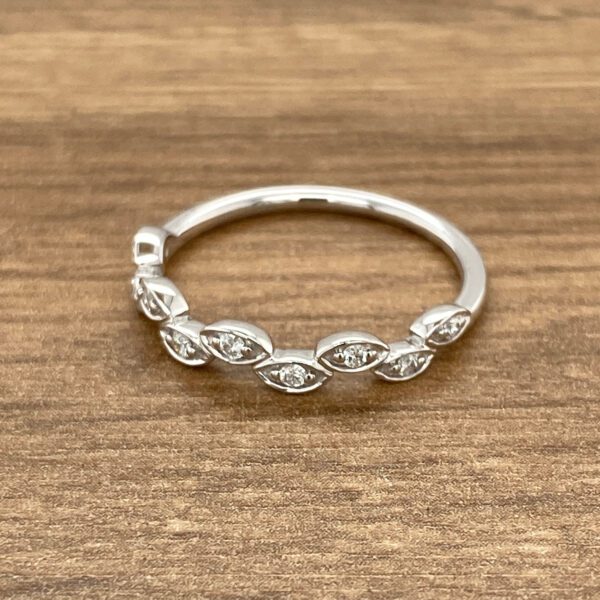 Diamond leaf band ring in white gold.