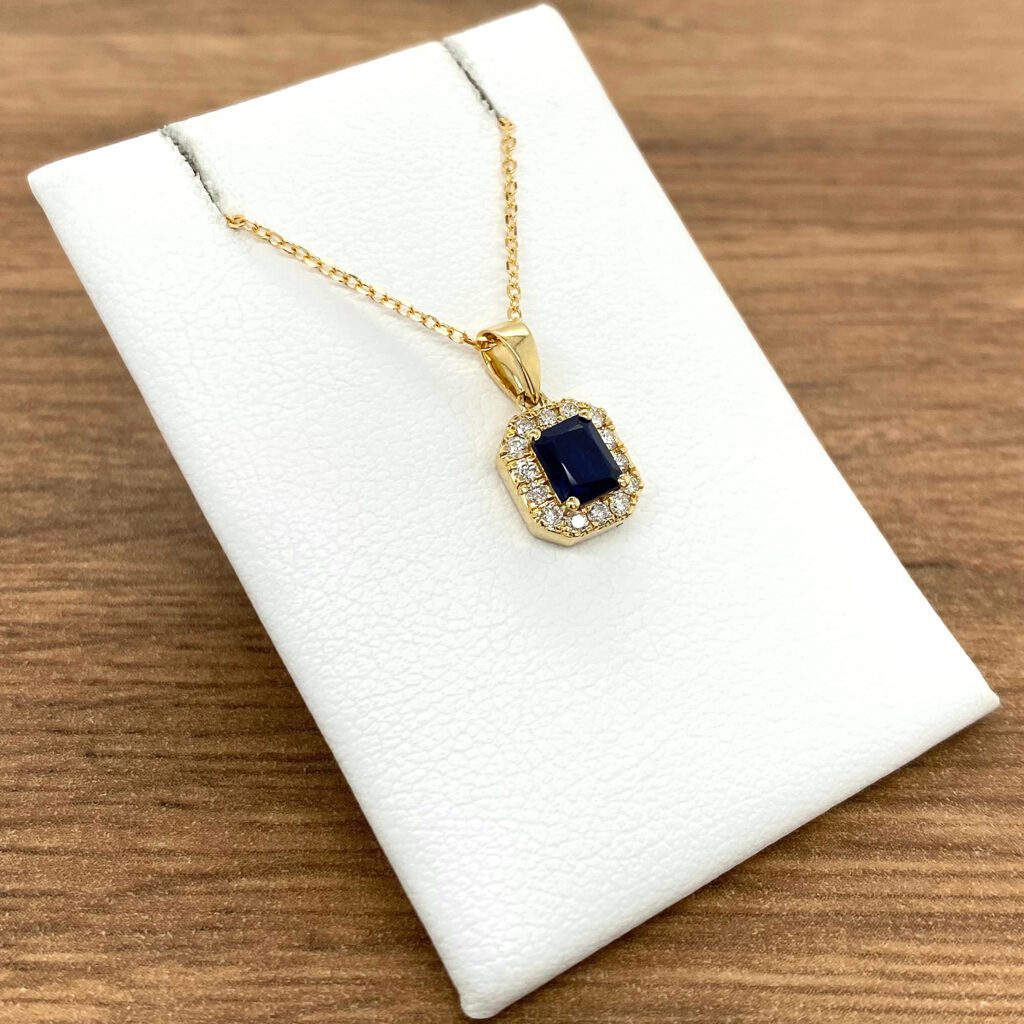 Gold necklace with sapphire and diamonds.