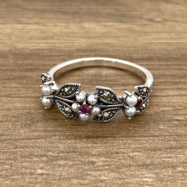 Silver ring with pearls and ruby.