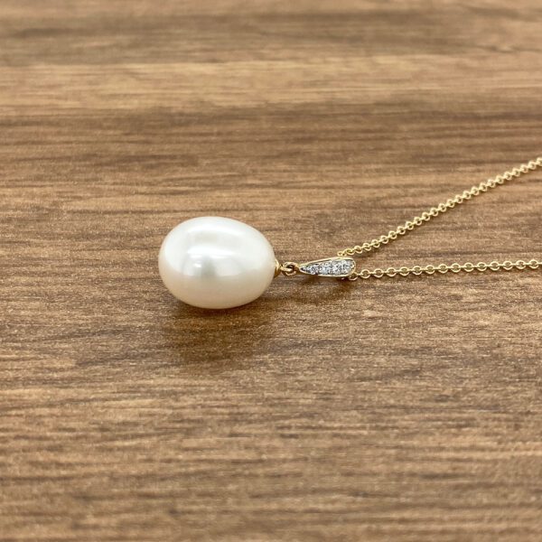 Gold pearl necklace with diamonds.