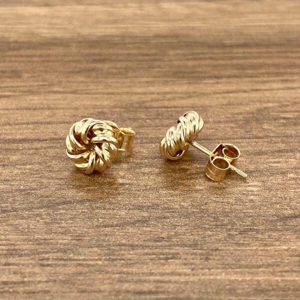 Gold knotted stud earrings.