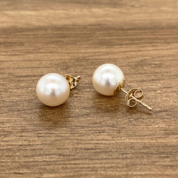 Elegant pearl and gold stud earrings.