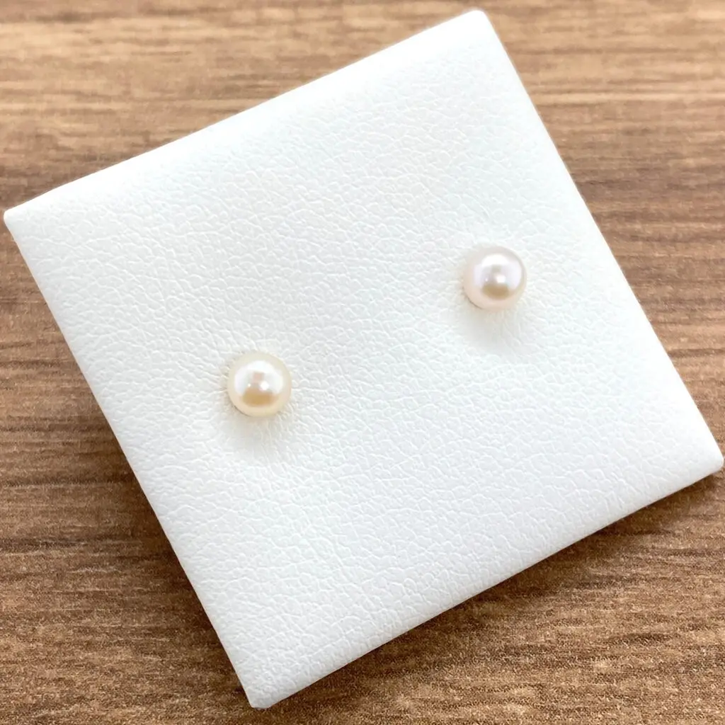 Pair of small pearl stud earrings.