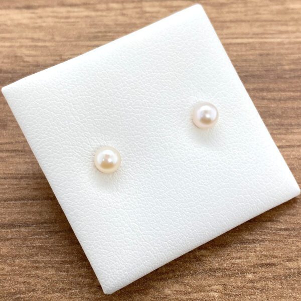 Pair of small pearl stud earrings.