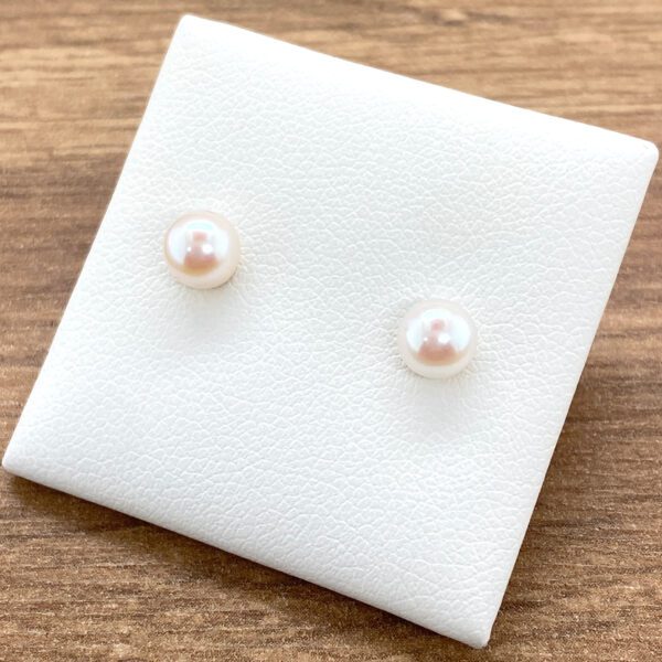 Pair of pearl stud earrings.