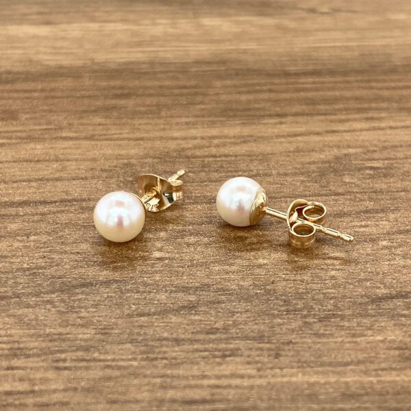 Gold pearl stud earrings.