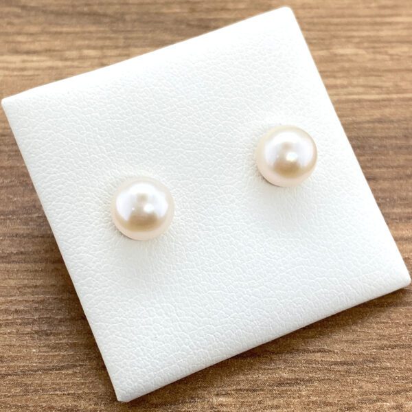 Pair of pearl stud earrings.