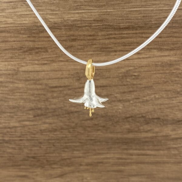 Silver flower pendant necklace.