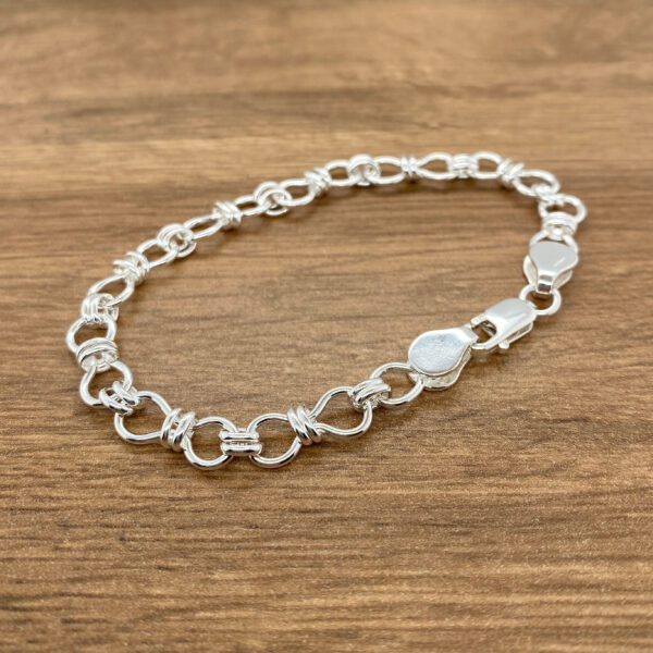 Silver knotted chain bracelet.