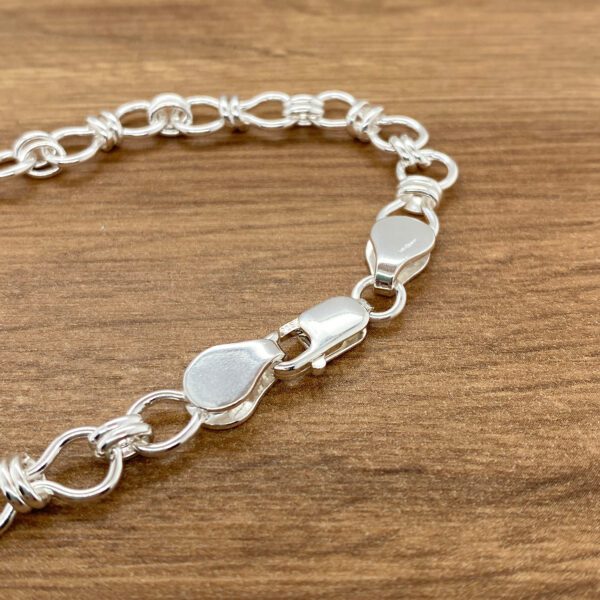 Silver bracelet with twisted links clasp.