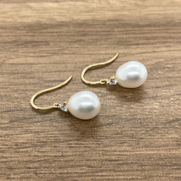 Elegant pearl and gold earrings.