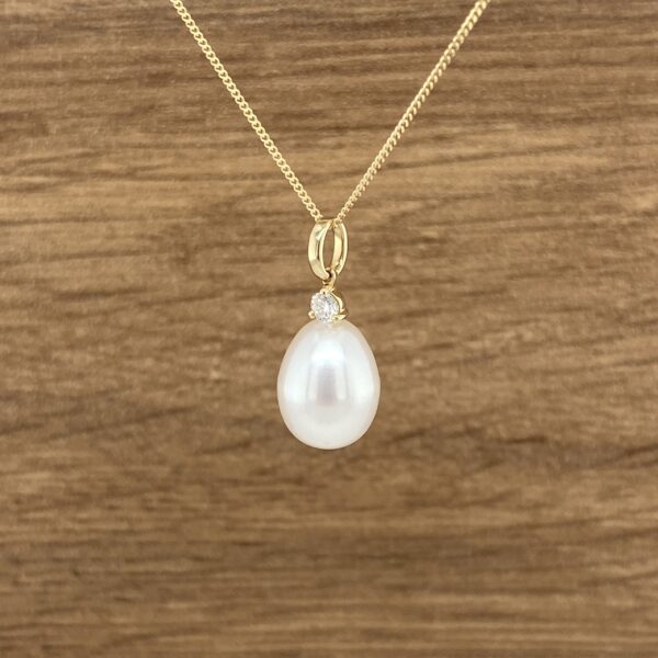 Gold pearl necklace with diamond.