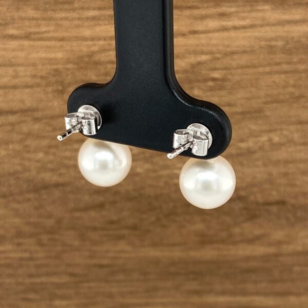 Pair of pearl stud earrings.