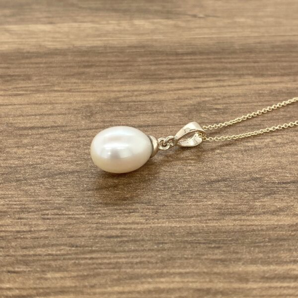 Elegant pearl pendant necklace.