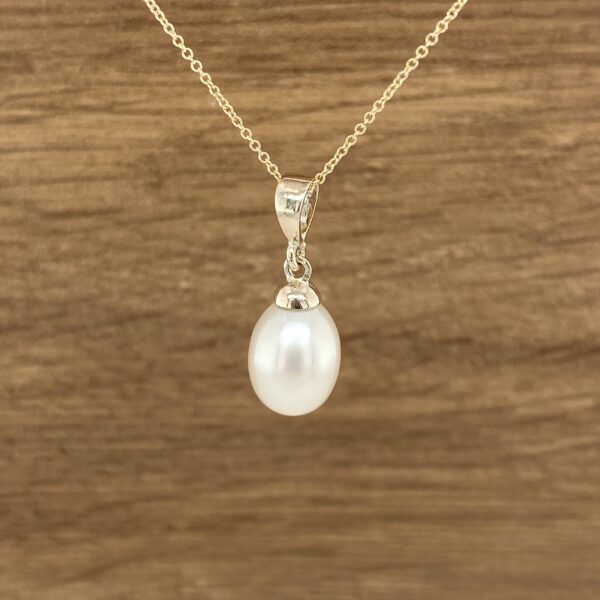 Elegant pearl pendant necklace.