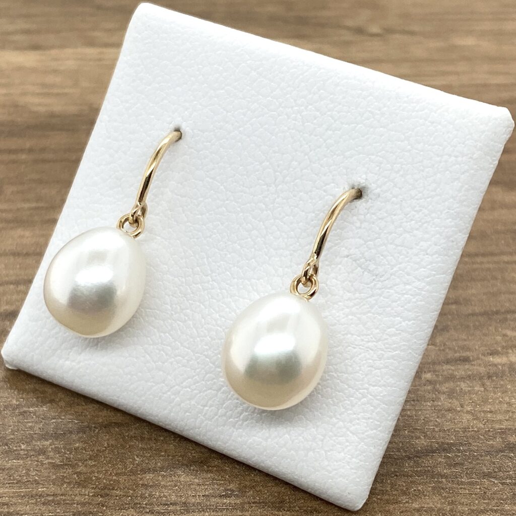 Elegant gold pearl drop earrings.