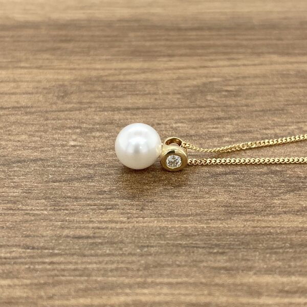 Gold pearl and diamond necklace pendant.